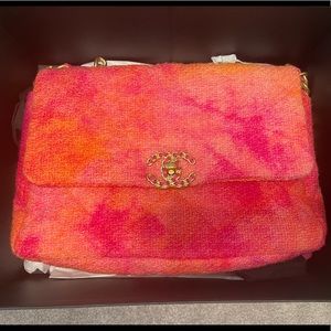New Chanel 19 - Large Size [never worn]